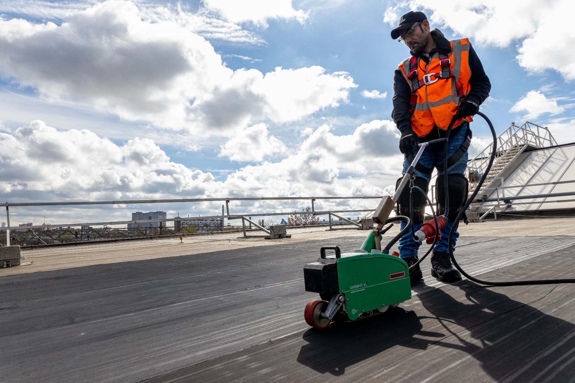 Installer hot-air welding a RESITRIX roof membrane